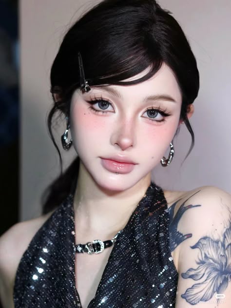 rodolfitoromero's tweet photo. Bold makeup, glossy lips, and a glittery outfitmodern glam captured to perfection
VjzP https://t.co/lguWIoZGqz