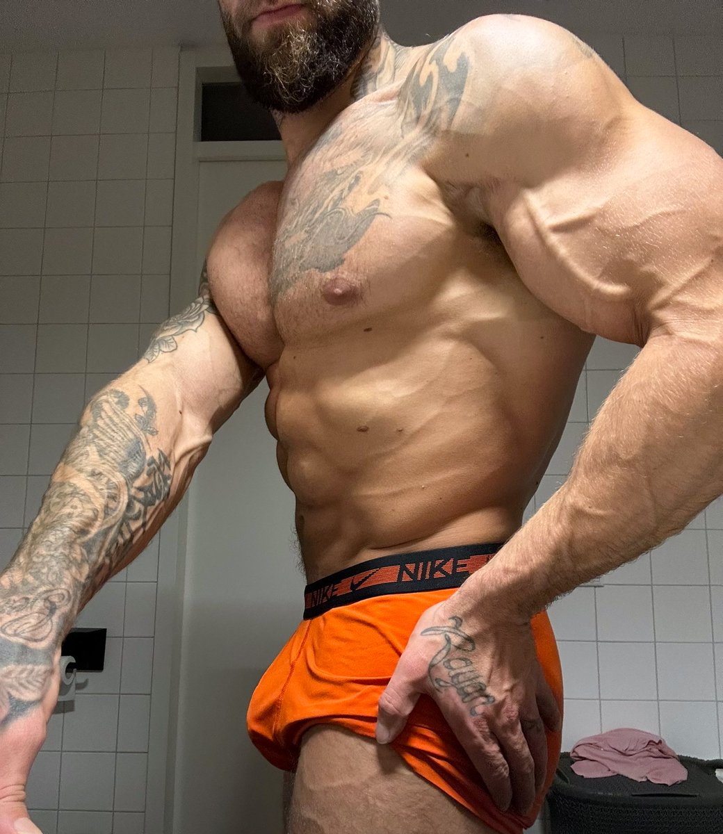 Muscle Worship tweet media