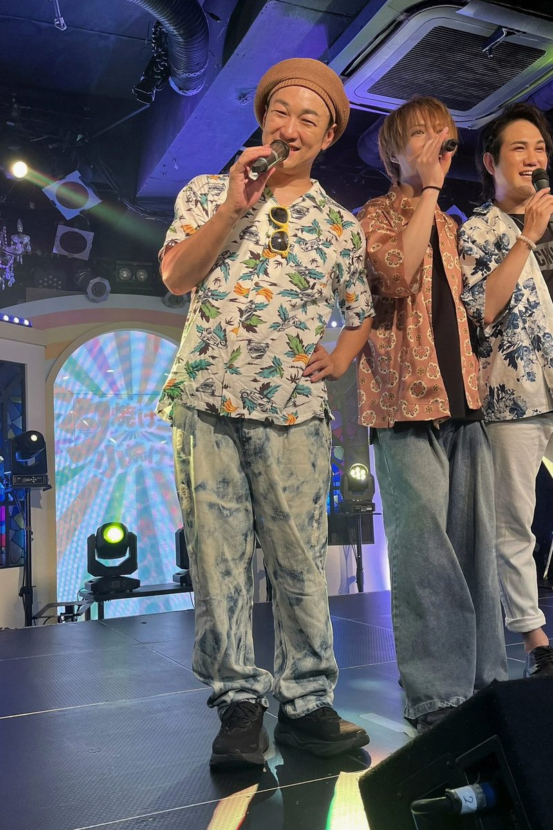 Napti_'s tweet photo. さて休みも終わりだ
ラミィちゃんは収録やってるみたいだからお休みかな？
魔灰さんは秋葉原のガチャショップシミュレーター
エニさんは八雲べにさんと絶賛タルコフ中
ラクシャーナさんは延期になってたASMR
ちゃんと雨降ってて頭が痛い
信じてるぞロキソニン先輩
それではいざ就寝 https://t.co/gStEZT6eCE
