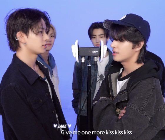 heejakrizz's tweet photo. They way heeseung was looking at Jake is diabolical https://t.co/7LeGOXAYSJ