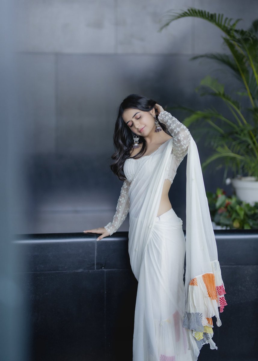 AshikaRanganath's tweet photo. The whites that make it on my feed 🤍 https://t.co/7OZ9jG68Gn