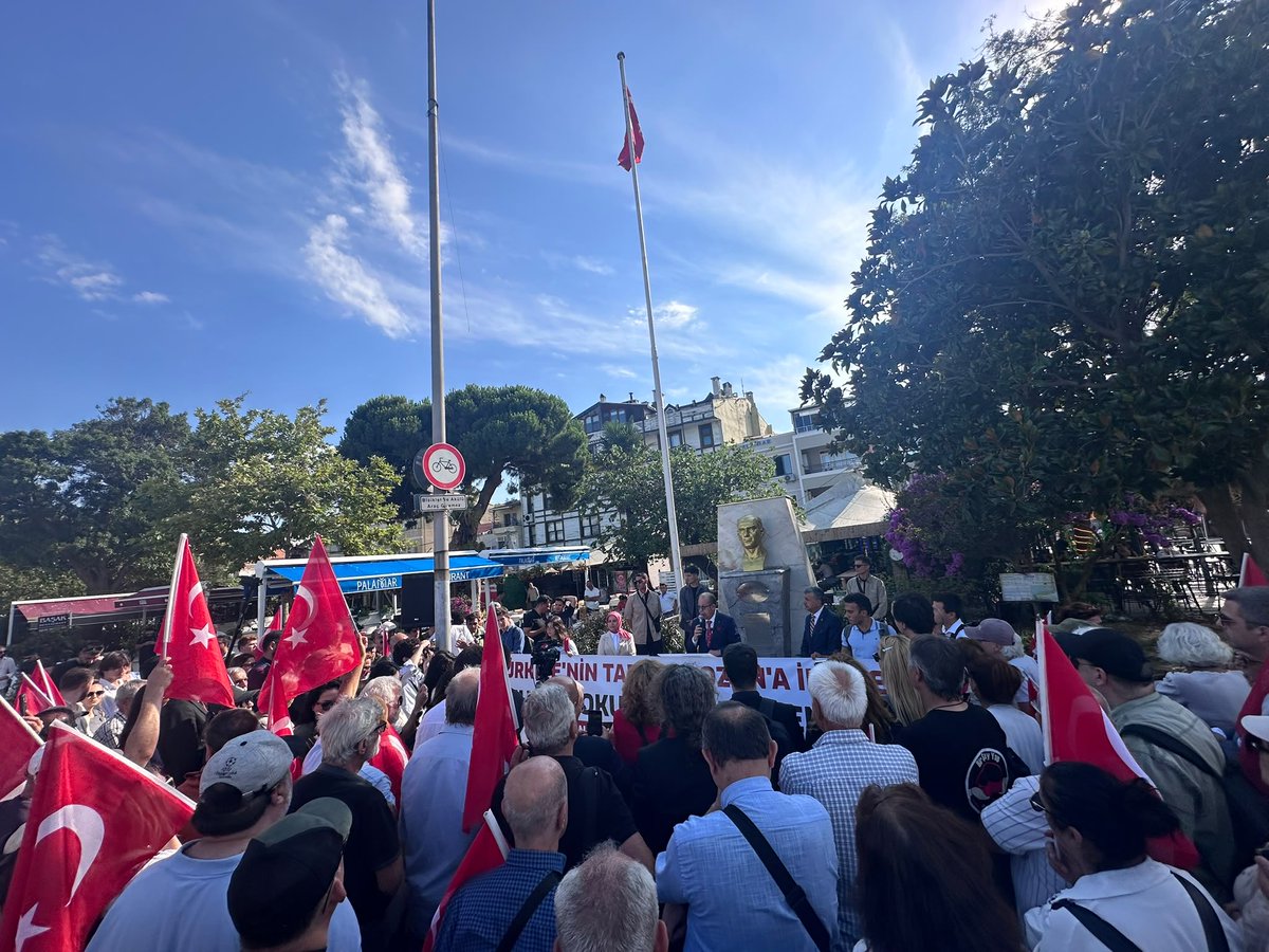 turkdegs's tweet photo. Cihat Yaycı, bugün Heybeliada’da düzenlenen protestoda “Türkiye’nin Tapusu Lozan’a İhanet: Ruhban Okulu ve Ekümeniklik” başlıklı konuşmasını gerçekleştirdi.

Konuşmasında Heybeliada Ruhban Okulu’nun açılması ve Fener Rum Patrikhanesi’nin ekümeniklik iddialarının yalnızca din veya eğitim özgürlüğü kapsamında değerlendirilemeyeceğini belirten Yaycı, konunun doğrudan Türkiye Cumhuriyeti’nin egemenlik haklarıyla ilgili olduğunu vurguladı.

“Asıl mesele, Fener Rum Patrikhanesi’nin ‘ekümenik’ olduğu iddiasının Türkiye Cumhuriyeti’ne fiilen kabul ettirilmek istenmesidir.”

Batı Trakya Türklerinin maruz kaldığı hak ihlallerine de dikkat çeken Yaycı, karşılıklılık ilkesinin vazgeçilmez olduğunu belirterek konuşmasını şu sözlerle tamamladı:

“Karşılıklılık olmadan imtiyaz olmaz. Egemenlikten taviz hiç bir şartta olmaz. Lozan pazarlık konusu yapılamaz.”

#Lozan #Heybeliada #RuhbanOkulu #Ekümeniklik #Türkiye