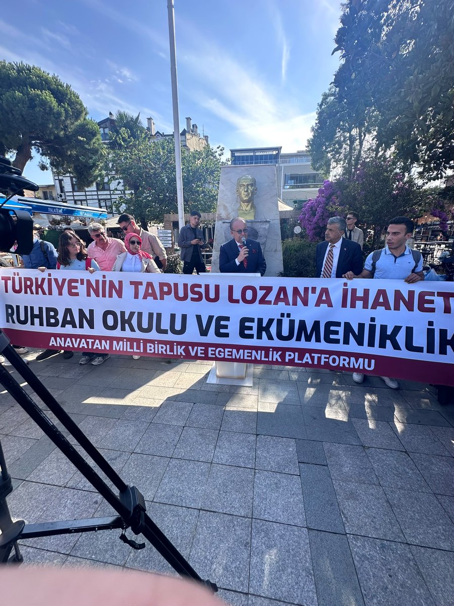 turkdegs's tweet photo. Cihat Yaycı, bugün Heybeliada’da düzenlenen protestoda “Türkiye’nin Tapusu Lozan’a İhanet: Ruhban Okulu ve Ekümeniklik” başlıklı konuşmasını gerçekleştirdi.

Konuşmasında Heybeliada Ruhban Okulu’nun açılması ve Fener Rum Patrikhanesi’nin ekümeniklik iddialarının yalnızca din veya eğitim özgürlüğü kapsamında değerlendirilemeyeceğini belirten Yaycı, konunun doğrudan Türkiye Cumhuriyeti’nin egemenlik haklarıyla ilgili olduğunu vurguladı.

“Asıl mesele, Fener Rum Patrikhanesi’nin ‘ekümenik’ olduğu iddiasının Türkiye Cumhuriyeti’ne fiilen kabul ettirilmek istenmesidir.”

Batı Trakya Türklerinin maruz kaldığı hak ihlallerine de dikkat çeken Yaycı, karşılıklılık ilkesinin vazgeçilmez olduğunu belirterek konuşmasını şu sözlerle tamamladı:

“Karşılıklılık olmadan imtiyaz olmaz. Egemenlikten taviz hiç bir şartta olmaz. Lozan pazarlık konusu yapılamaz.”

#Lozan #Heybeliada #RuhbanOkulu #Ekümeniklik #Türkiye