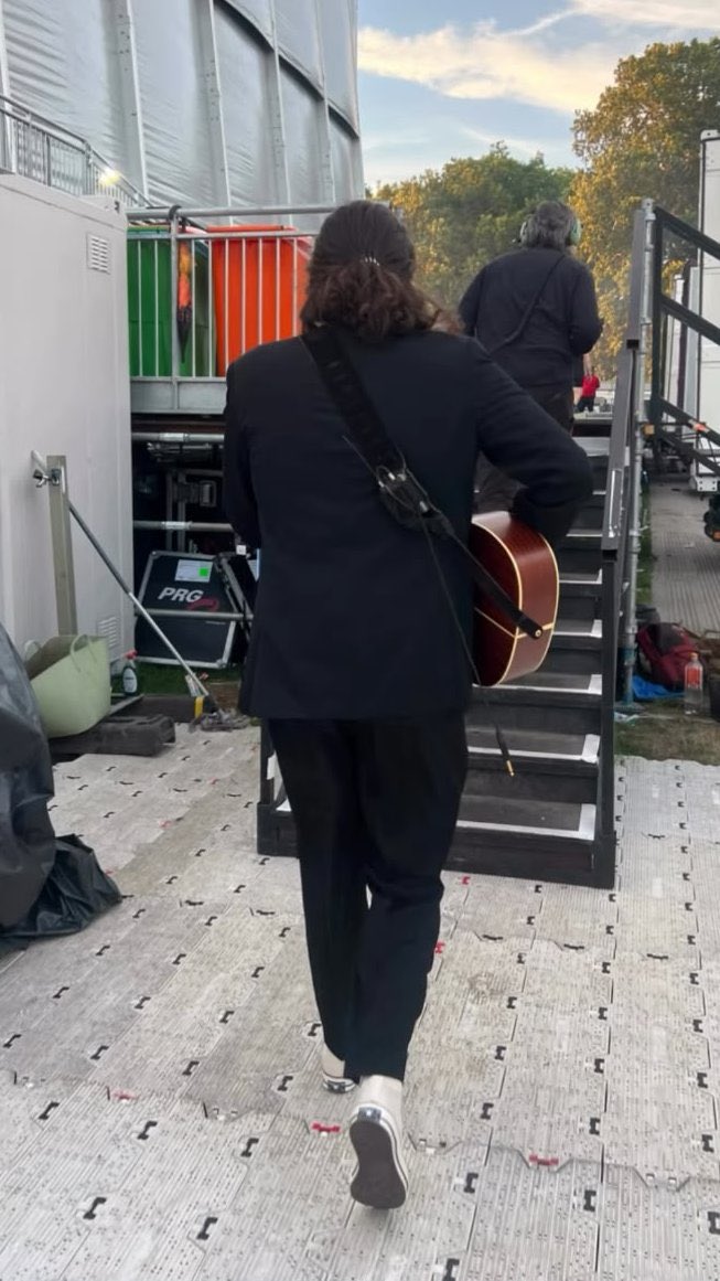 i_am_sky_bound's tweet photo. my favorite genre of photo is hozier backshots https://t.co/4l2MDgNIV2