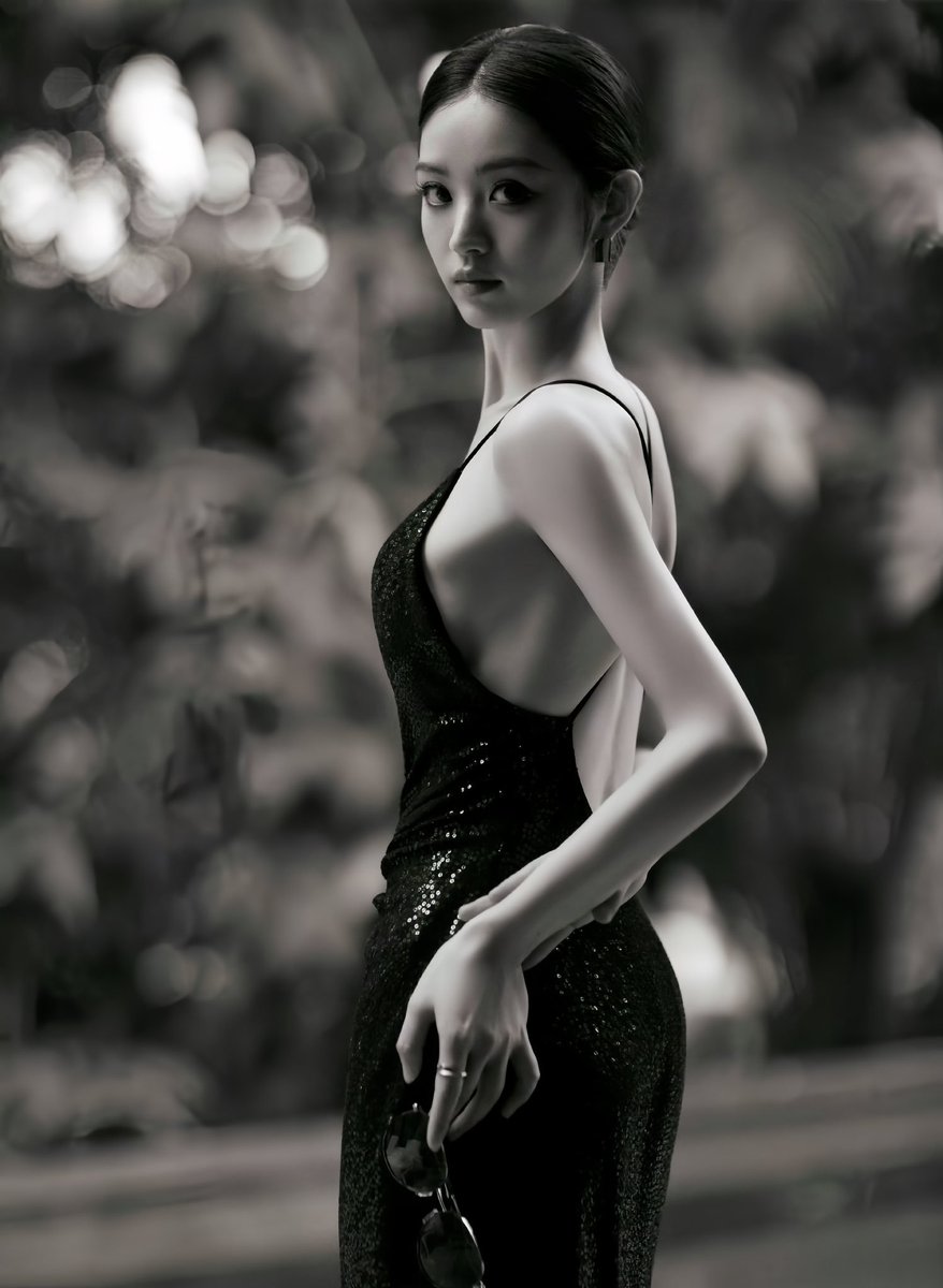 VeronicaEmma6's tweet photo. 田曦薇的黑色性感深V裙，瞬间成熟了8个度，差点没认出 https://t.co/YvnyL6yG9K