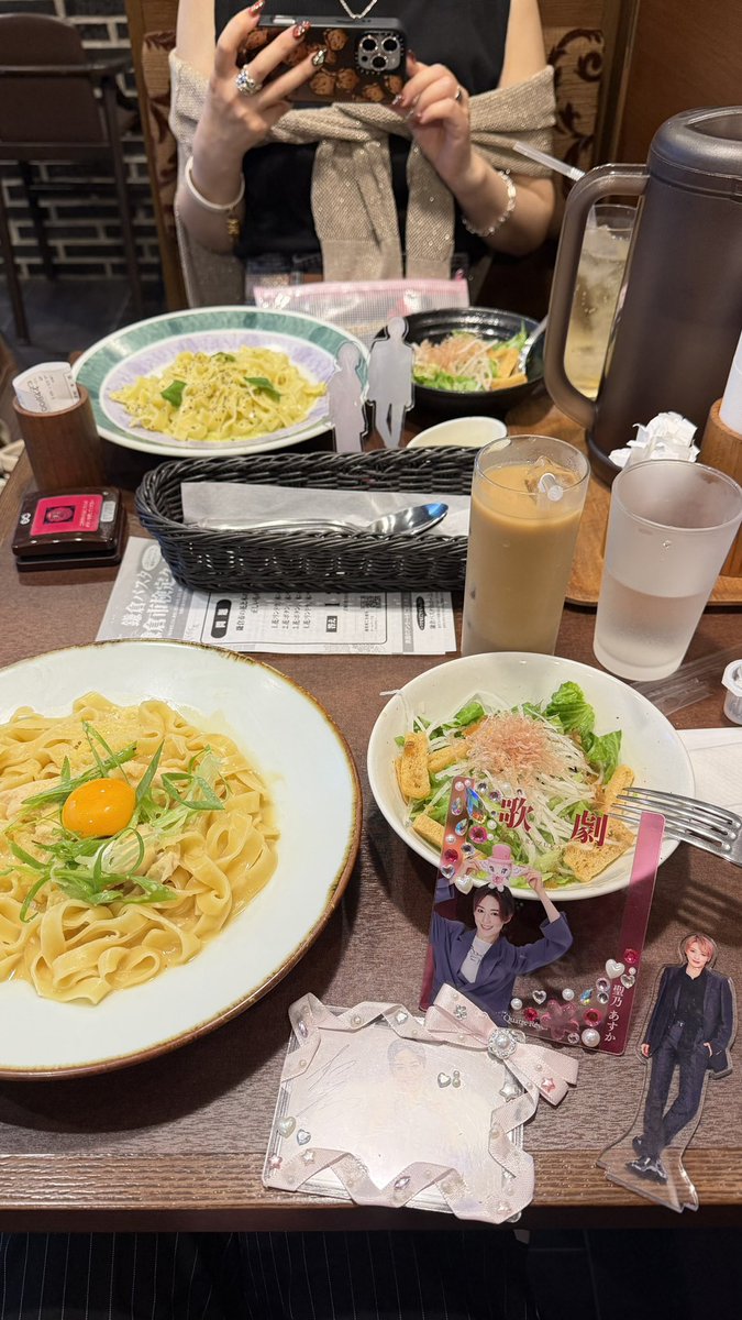 honchask_ray's tweet photo. そして観劇後は爆語りほの会🌷
サプライズプレゼントまでいただいて（ ;  ; ）
楽しすぎて嬉しすぎて幸せ時間でした🥹🎀 https://t.co/ztMMX26JOA