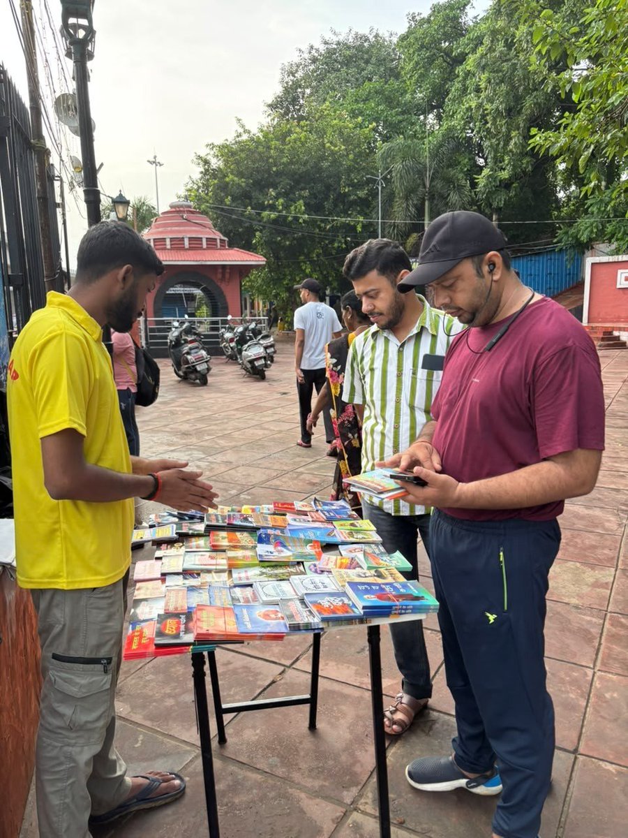 pypbihar's tweet photo. पटना के विभिन्न क्षेत्रों में विचार क्रांति का संदेश लेकर पहुँचा साहित्य स्टॉल-

#विचारक्रांती
#साहित्यस्टॉल 
#PYPbihar
#patna https://t.co/5X8b9nwz3Z