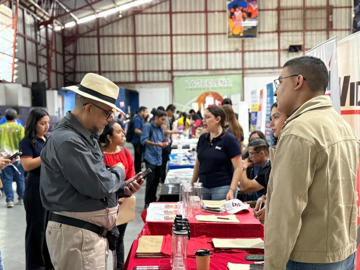 SantaTeclaSV's tweet photo. La Feria de Empleo continúa y aún estás a tiempo de encontrar una nueva oportunidad laboral.

Más de 2,000 plazas de diferentes empresas te están esperando. 

Te esperamos hasta las 12:00 del mediodía en el Gimnasio Municipal Adolfo Pineda. https://t.co/8x3fbVQYpu