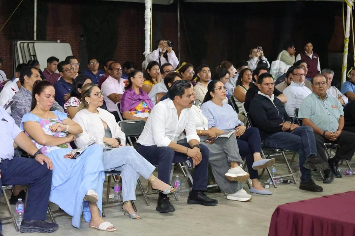 raychagoya's tweet photo. 🙌 La transformación se construye desde el territorio y con la fuerza de todas y todos.

Participamos en la reunión de organización del Distrito 08, un espacio para encontrarnos, sumar esfuerzos y seguir fortaleciendo nuestro movimiento desde sus bases.

Reconocemos a quienes todos los días caminan junto al pueblo y mantienen viva la esperanza. Porque con unidad, organización y trabajo colectivo, la transformación sigue avanzando desde abajo y con todas y todos. ❤️

@MorenaOaxaca1 
@SergioSalomonC 
@A_MontielR