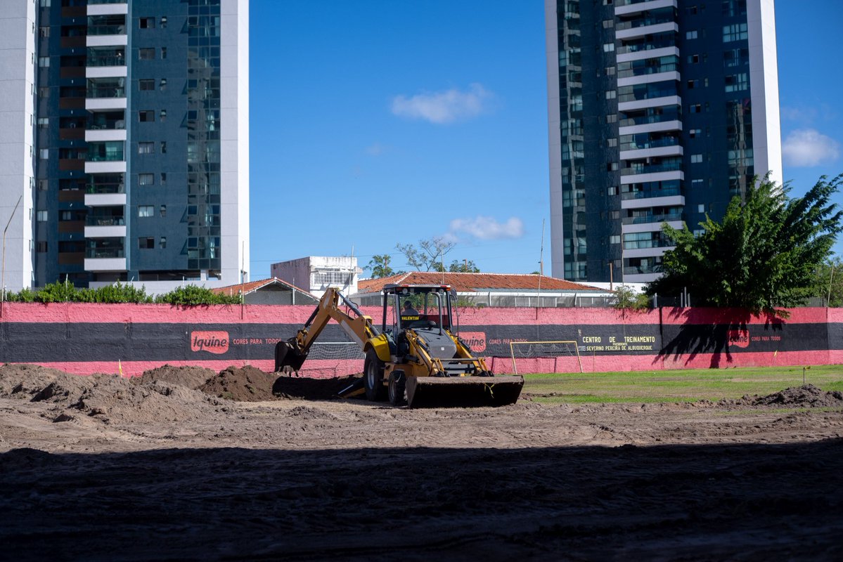 sportrecife's tweet photo. O Sport Club do Recife comunica o início de uma ampla reforma no campo auxiliar da Ilha do Retiro. 

O espaço, tradicional na história do Clube, passará por requalificação total no gramado, com a inserção de novos e modernos mecanismos, além da construção de vestiários e áreas de suporte para a prática esportiva, com o objetivo final de que esteja alinhado aos padrões da CBF para que possa receber partidas de torneios de base. 

Este movimento reforça a valorização e investimento do Clube no patrimônio da Ilha do Retiro, especialmente em um espaço tão representativo para o futebol do Sport. 

A reforma do campo auxiliar, aliás, ocorre em parceria realizada pelo departamento de marketing com a Associação Desportiva das Advogadas e Advogados de Pernambuco (ADAAPE), e irá contemplar, principalmente, o futebol feminino e futebol de base do Clube. 

Leia todas os detalhes na íntegra da matéria: https://t.co/JzmZiGrxCc
