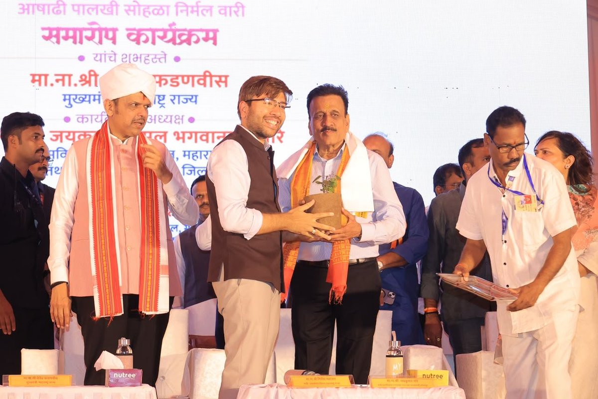 girishdmahajan's tweet photo. 📍 पंढरपूर

आषाढी वारीच्या निमित्ताने महाराष्ट्र राज्य ग्रामविकास विभाग व पंचायतराज विभागाच्या माध्यमातून 'निर्मल वारी, समृद्ध वारी' व मुख्यमंत्री सहाय्यता निधी कक्षाच्या वतीने 'चरणसेवा' हे उपक्रम राबवण्यात आले. आज श्रीक्षेत्र पंढरपूर येथे माननीय मुख्यमंत्री श्री. देवेंद्रजी फडणवीस यांच्या प्रमुख उपस्थितीत या उपक्रमांचा समारोप सोहळा संपन्न झाला.

या दोन्ही उपक्रमांच्या माध्यमातून वारकऱ्यांना उत्तम सेवा मिळाली. याकामी उत्कृष्ट योगदान देणाऱ्या अधिकारी व कर्मचाऱ्यांचा माननीय मुख्यमंत्री महोदयांच्या हस्ते सत्कार करण्यात आला.

यावेळी ग्रामविकास मंत्री श्री. जयकुमार गोरे, आ. श्री. समाधान आवताडे, आ. श्री. गोपीचंद पडळकर, आ. श्री. नंदकिशोर महाजन यांच्यासह पदाधिकारी, अधिकारी व वारकरी बांधव उपस्थित होते.

#Pandharpur #NirmalVaari #DevendraFadnavis #AshadhiVaari #GirishMahajan #पंढरपूर

@Dev_Fadnavis @Jaykumar_Gore @samadhanautade1 @GopichandP_MLA @NanduMahajan9