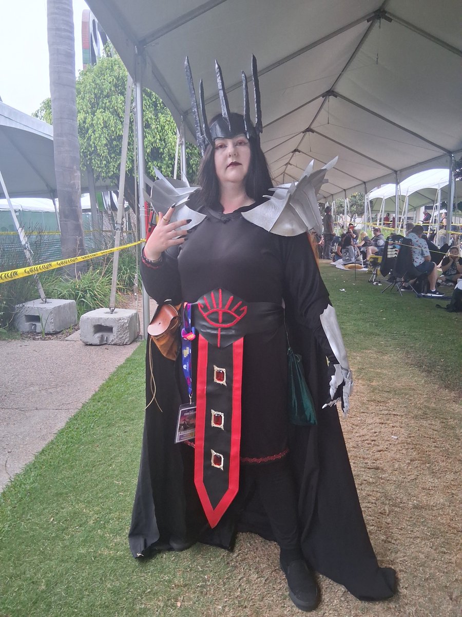LindenCosplay's tweet photo. At the Hall H line for the Rings of Power panel at San Diego Com Con. https://t.co/nNfsZfbBkJ
