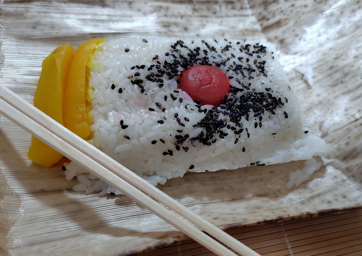 kiku000084's tweet photo. 夜中だけど、旦那が貰ってきてくれてた三若のみこし弁当食べる☺
包んでいる筍の革大きい＼(^o^)／シンプルなお弁当🍱
疫病祓いになるのだと☺
いただきます( ´∀｀)♫ https://t.co/vN89ki4Dn0