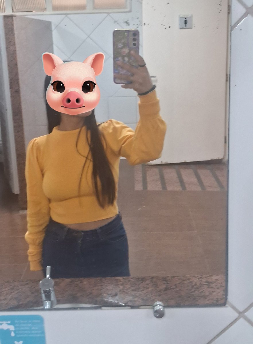 almeidaycastro's tweet photo. Fui tirar uma foto na faculdade e acabou com meu dia tipo como pode meu corpo ser tao feio me da vergonha de sair sendp assim https://t.co/hLNhtkitP8