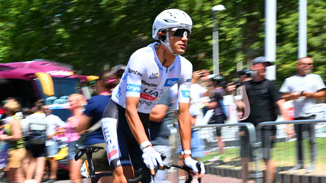 OlimpismoMex's tweet photo. Isaac del Toro🇲🇽 finaliza séptimo en la etapa 19 del Tour de Francia.

Llegó a 2´41" del ganador, su compañero, Tadej Pogacar🇸🇮.

En la clasificación general se mantiene tercero, ahora a 2´31" de Remco Evenepoel🇧🇪 y seguirá vistiendo el maillot blanco, ampliando su ventaja a 24" respecto a Paul Seixas🇫🇷.

Mañana será la etapa reina con 5,500m de desnivel positivo y donde se definirá la clasificación general y la de jóvenes.