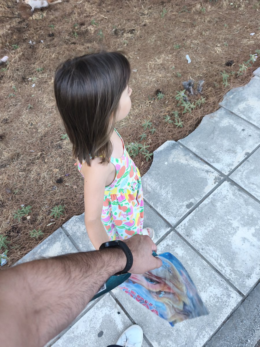 George_thss's tweet photo. Βγήκαμε βόλτα. Όταν πήγα να ανεβάσω την φώτο στο ινστα είπε "θείο, πρέπει να κρύψεις το πρόσωπο μου, έτσι λέει η μαμά". 😍 https://t.co/CuEH3zoKYZ