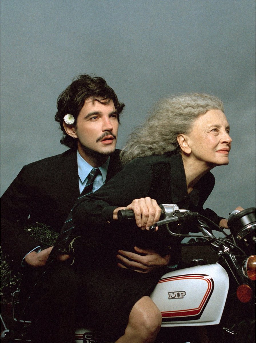 Gerasoundz's tweet photo. O Jão andando de moto com a morte na capa do “Memórias Póstumas”, simbolizando que a gente tem que aprender a viver com ela. Artista demais. https://t.co/ay5E2dEdl7