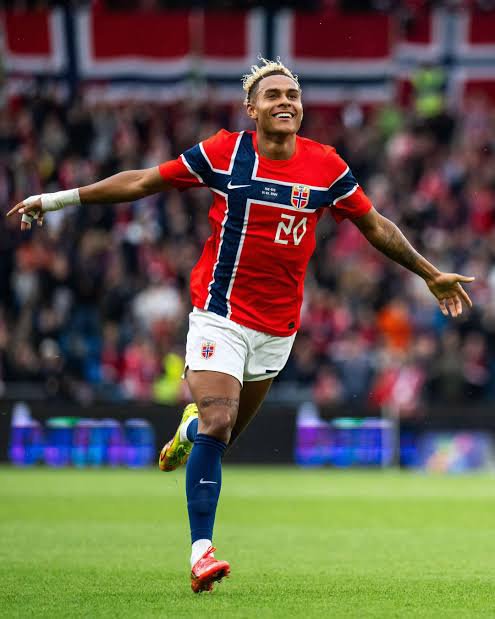 ArsenalNews_Hub's tweet photo. Arsenal have added RB Leipzig winger Antonio Nusa to their list of potential targets 🇳🇴

Arsenal are approaching the situation strategically and waiting to assess incoming offers for Gabriel Martinelli before making a formal move. 🔴⚪️

Leipzig are holding firm on a £51m valuation for Nusa.💰  Source @TheSun via @Ekremkonur #AFC ****
