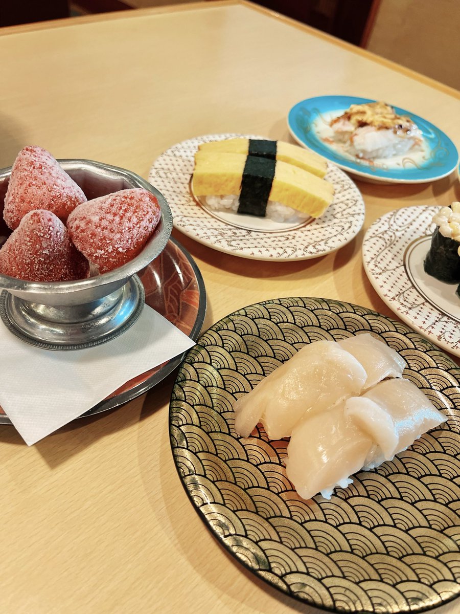 pn_a1124's tweet photo. 天井見上げてる人がいたら、それはきっとみ！るきーず🥛
ディズニーついでに行ってきた🫶 https://t.co/8oEzVrv7yL