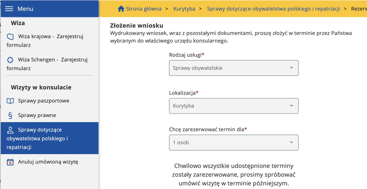 realtek12345's tweet photo. "Polskę dziurę demograficzną załatamy Polonią, m. in z Brazylii". 

A czy w ogóle ktoś się zastanawiał czy na pewno polskim służbom konsularnym w ogóle zależy na ściąganiu/pomocy/czymkolwiek dla Polonii mieszkającej w Brazylii?

Odpowiedź jest brutalna - NIE. Przykładowo polski konsulat w Kurytybie (najbardziej "polskim mieście" w LatAm) ma ich kompletnie w pompie. Nie jest to pierwszy raz, kiedy przychodzi mi się brutalnie odbijać od ściany prób kontaktu z kimkolwiek w konsulacie. Nie sposób odnieść wrażenia, że dla załogi dyplomatycznej najważniejsze jest, żeby nikt im nie zawracał głowy, a nie jakieś tam przyjmowanie petentów. 

Trzy historie:

Październik 2024
Moja pierwsza wizyta w Kurytybie, jestem tu 6 dni. Człowiek całkowicie podekscytowany nowym projektem - będziemy ściągali Polonię do Polski, korzystając z doświadczenia podmiotów prywatnych. Próbuję więc nawiązać kontakt z konsulatem - choćby po to, by poznać terminy i procedury z pierwszej ręki. Na stronie konsulatu niezmiennie (bo trwa to do dzisiaj) figuruje napis - "tylko po uprzednim umówieniu się na wizytę". No dobra, piszę maila, tłumaczę o co mi chodzi, chciałbym choćby kilka minut porozmawiać. Po 4 dniach bez żadnej odpowiedzi postanawiam podjechać i spróbować coś porozmawiać "na pałę". Konsulat piękny, ale puściutki - nic się nie dzieje, nie ma petentów, zero ruchu... Na miejscu recepcjonistka o aparycji podstarzałej nauczycielki mnie dosłownie opieprza, bo jak ja tak śmiałem przyjechać, oni mają mojego maila i w stosownym czasie mi na niego odpowiedzą. A w ogóle, to co im ja tu dupę zawracam, jak oni wszystko robią w ustawowych terminach i powinienem sobie poczytać jakie to są terminy, a nie ich tu nachodzić...

Lipiec 2026
Znajoma wysyła mi w paczce komplet dokumentów osoby o nazwisku "*owski", która właśnie jest na etapie zbierania dokumentacji, by mieć uznane polskie obywatelstwo. Potrzebuje jakiegoś potwierdzenia (szczerze nie wiem dokładnie, zostałem tylko poproszony o dostarczenie paczki do konsulatu) i pieczątki z konsulatu, by móc przejść do kolejnego etapu. Wchodzimy więc na stronę konsulatu - ok, trzeba się uprzednio zarejestrować - znajoma więc próbuje zrobić to telefonicznie, mailowo oraz przez Konsulat, jeszcze zanim wysłała mi paczkę. 

Jak wyglądają terminy do Konsulatu RP w Kurytybie? Nie trzeba zgadywać - zerknijcie na screeny. Nie za miesiąc, nie za trzy, ani nawet za pół roku. Po prostu NIE MAMY DLA CIEBIE TERMINÓW, żuczku i co nam zrobisz? A najlepiej nie zawracaj głowy, bo my tu ciastko z kawą pijemy, ewentualnie się zrobi jakiś event na zadupiu Brazylii i wstawi fotki na socjale. W związku z tym, że niedawno urodziła mi się córka i chciałbym zrobić jej polski paszport, to przy okazji sprawdziłem jak wyglądają "sprawy paszportowe". I co? I jajco - terminów też brak. Nie w tym miesiącu, roku, dekadzie, milenium. Po prostu brak!

Lipiec 2026 - KONTRAST
Rodzi się nam córka, mamy prawo do pobytu stałego w Brazylii. W urzędzie migracyjnym mówią mi, że potrzebujemy zaświadczenia o niekaralności z ostatnich 5 lat, z wszystkich miejsc gdzie mieszkaliśmy, wraz z tłumaczeniem i apostille. A ponieważ mieszkaliśmy w Paragwaju, to mówię do żony - choć podjedziemy do konsulatu Paragwaju i spytamy czy na miejscu nam zrobią (przypomnę, mam tam tylko pobyt stały, nie jestem obywatelem). Co się dzieje? W ciągu 5 minut od naszego przybycia, na zupełnie niezapowiedzianą wizytę schodzi do nas sama Pani konsul, miło z nami rozmawia, tłumaczy jak wygląda sprawa i mówi, że mieszka blisko, wiec jakbyśmy mieli jakąś pilną sprawę, to nawet poza godzinami pracy nam pomoże (a nie jesteśmy nawet obywatelami). 

To pytam się jak to do diabła możliwe, że paragwajski konsulat potrafi przyjąć i godnie zająć nawet nie obywatela, podczas gdy do polskiego konsulatu, tego, który ma ŚCIĄGAĆ POLONIĘ do kraju, nie ma nawet móżliwości umówić się na jakąkolwiek wizytę, kiedykolwiek?!?

Ja rozumiem wygodna synekura i te sprawy, ale do cholery, miejcie jakieś resztki przyzwoitości! Jak Polską ma się interesować Polonia, jeśli polski konsulat w jej epicentrum ma wyłącznie wymiar ozdobny?!?