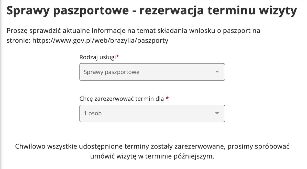 realtek12345's tweet photo. "Polskę dziurę demograficzną załatamy Polonią, m. in z Brazylii". 

A czy w ogóle ktoś się zastanawiał czy na pewno polskim służbom konsularnym w ogóle zależy na ściąganiu/pomocy/czymkolwiek dla Polonii mieszkającej w Brazylii?

Odpowiedź jest brutalna - NIE. Przykładowo polski konsulat w Kurytybie (najbardziej "polskim mieście" w LatAm) ma ich kompletnie w pompie. Nie jest to pierwszy raz, kiedy przychodzi mi się brutalnie odbijać od ściany prób kontaktu z kimkolwiek w konsulacie. Nie sposób odnieść wrażenia, że dla załogi dyplomatycznej najważniejsze jest, żeby nikt im nie zawracał głowy, a nie jakieś tam przyjmowanie petentów. 

Trzy historie:

Październik 2024
Moja pierwsza wizyta w Kurytybie, jestem tu 6 dni. Człowiek całkowicie podekscytowany nowym projektem - będziemy ściągali Polonię do Polski, korzystając z doświadczenia podmiotów prywatnych. Próbuję więc nawiązać kontakt z konsulatem - choćby po to, by poznać terminy i procedury z pierwszej ręki. Na stronie konsulatu niezmiennie (bo trwa to do dzisiaj) figuruje napis - "tylko po uprzednim umówieniu się na wizytę". No dobra, piszę maila, tłumaczę o co mi chodzi, chciałbym choćby kilka minut porozmawiać. Po 4 dniach bez żadnej odpowiedzi postanawiam podjechać i spróbować coś porozmawiać "na pałę". Konsulat piękny, ale puściutki - nic się nie dzieje, nie ma petentów, zero ruchu... Na miejscu recepcjonistka o aparycji podstarzałej nauczycielki mnie dosłownie opieprza, bo jak ja tak śmiałem przyjechać, oni mają mojego maila i w stosownym czasie mi na niego odpowiedzą. A w ogóle, to co im ja tu dupę zawracam, jak oni wszystko robią w ustawowych terminach i powinienem sobie poczytać jakie to są terminy, a nie ich tu nachodzić...

Lipiec 2026
Znajoma wysyła mi w paczce komplet dokumentów osoby o nazwisku "*owski", która właśnie jest na etapie zbierania dokumentacji, by mieć uznane polskie obywatelstwo. Potrzebuje jakiegoś potwierdzenia (szczerze nie wiem dokładnie, zostałem tylko poproszony o dostarczenie paczki do konsulatu) i pieczątki z konsulatu, by móc przejść do kolejnego etapu. Wchodzimy więc na stronę konsulatu - ok, trzeba się uprzednio zarejestrować - znajoma więc próbuje zrobić to telefonicznie, mailowo oraz przez Konsulat, jeszcze zanim wysłała mi paczkę. 

Jak wyglądają terminy do Konsulatu RP w Kurytybie? Nie trzeba zgadywać - zerknijcie na screeny. Nie za miesiąc, nie za trzy, ani nawet za pół roku. Po prostu NIE MAMY DLA CIEBIE TERMINÓW, żuczku i co nam zrobisz? A najlepiej nie zawracaj głowy, bo my tu ciastko z kawą pijemy, ewentualnie się zrobi jakiś event na zadupiu Brazylii i wstawi fotki na socjale. W związku z tym, że niedawno urodziła mi się córka i chciałbym zrobić jej polski paszport, to przy okazji sprawdziłem jak wyglądają "sprawy paszportowe". I co? I jajco - terminów też brak. Nie w tym miesiącu, roku, dekadzie, milenium. Po prostu brak!

Lipiec 2026 - KONTRAST
Rodzi się nam córka, mamy prawo do pobytu stałego w Brazylii. W urzędzie migracyjnym mówią mi, że potrzebujemy zaświadczenia o niekaralności z ostatnich 5 lat, z wszystkich miejsc gdzie mieszkaliśmy, wraz z tłumaczeniem i apostille. A ponieważ mieszkaliśmy w Paragwaju, to mówię do żony - choć podjedziemy do konsulatu Paragwaju i spytamy czy na miejscu nam zrobią (przypomnę, mam tam tylko pobyt stały, nie jestem obywatelem). Co się dzieje? W ciągu 5 minut od naszego przybycia, na zupełnie niezapowiedzianą wizytę schodzi do nas sama Pani konsul, miło z nami rozmawia, tłumaczy jak wygląda sprawa i mówi, że mieszka blisko, wiec jakbyśmy mieli jakąś pilną sprawę, to nawet poza godzinami pracy nam pomoże (a nie jesteśmy nawet obywatelami). 

To pytam się jak to do diabła możliwe, że paragwajski konsulat potrafi przyjąć i godnie zająć nawet nie obywatela, podczas gdy do polskiego konsulatu, tego, który ma ŚCIĄGAĆ POLONIĘ do kraju, nie ma nawet móżliwości umówić się na jakąkolwiek wizytę, kiedykolwiek?!?

Ja rozumiem wygodna synekura i te sprawy, ale do cholery, miejcie jakieś resztki przyzwoitości! Jak Polską ma się interesować Polonia, jeśli polski konsulat w jej epicentrum ma wyłącznie wymiar ozdobny?!?