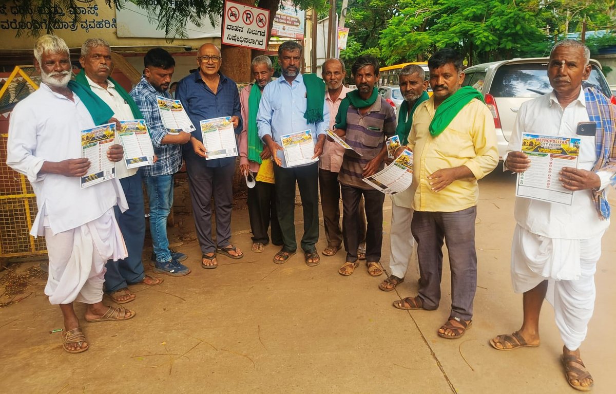 HDMetroCity's tweet photo. Taking our awareness campaign to the farming community.

Farmers are the backbone of North Karnataka. Together, let's build a stronger, united #HubballiDharwad as a #MetropolitanCity with better infrastructure, more opportunities, and a brighter future.

#HubballiDharwadMetroCity https://t.co/1hm1uCVoSa