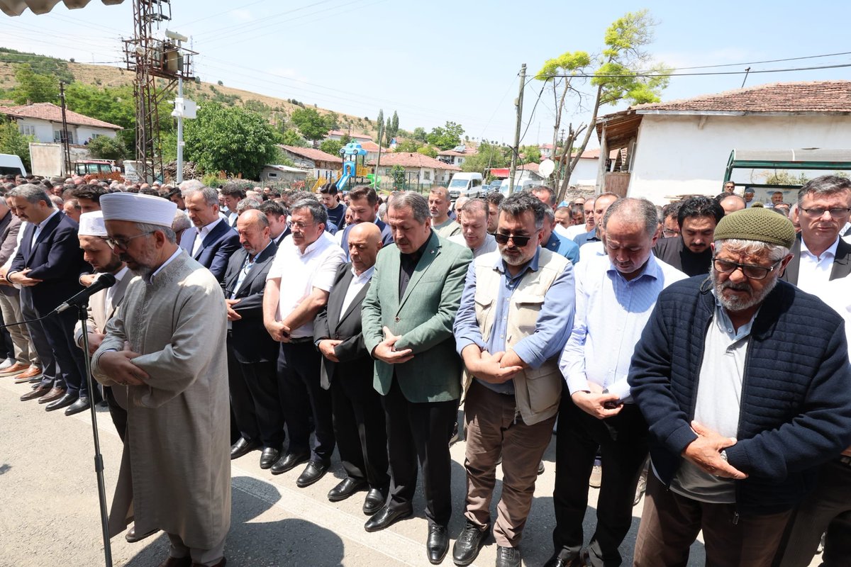 EgitimBirSen's tweet photo. Genel Başkanımız Ali Yalçın’ın muhterem babası Selahattin Yalçın’ı memleketi Tokat Artova’da dualarla beka yurduna uğurladık. https://t.co/BdKY2GoHSR