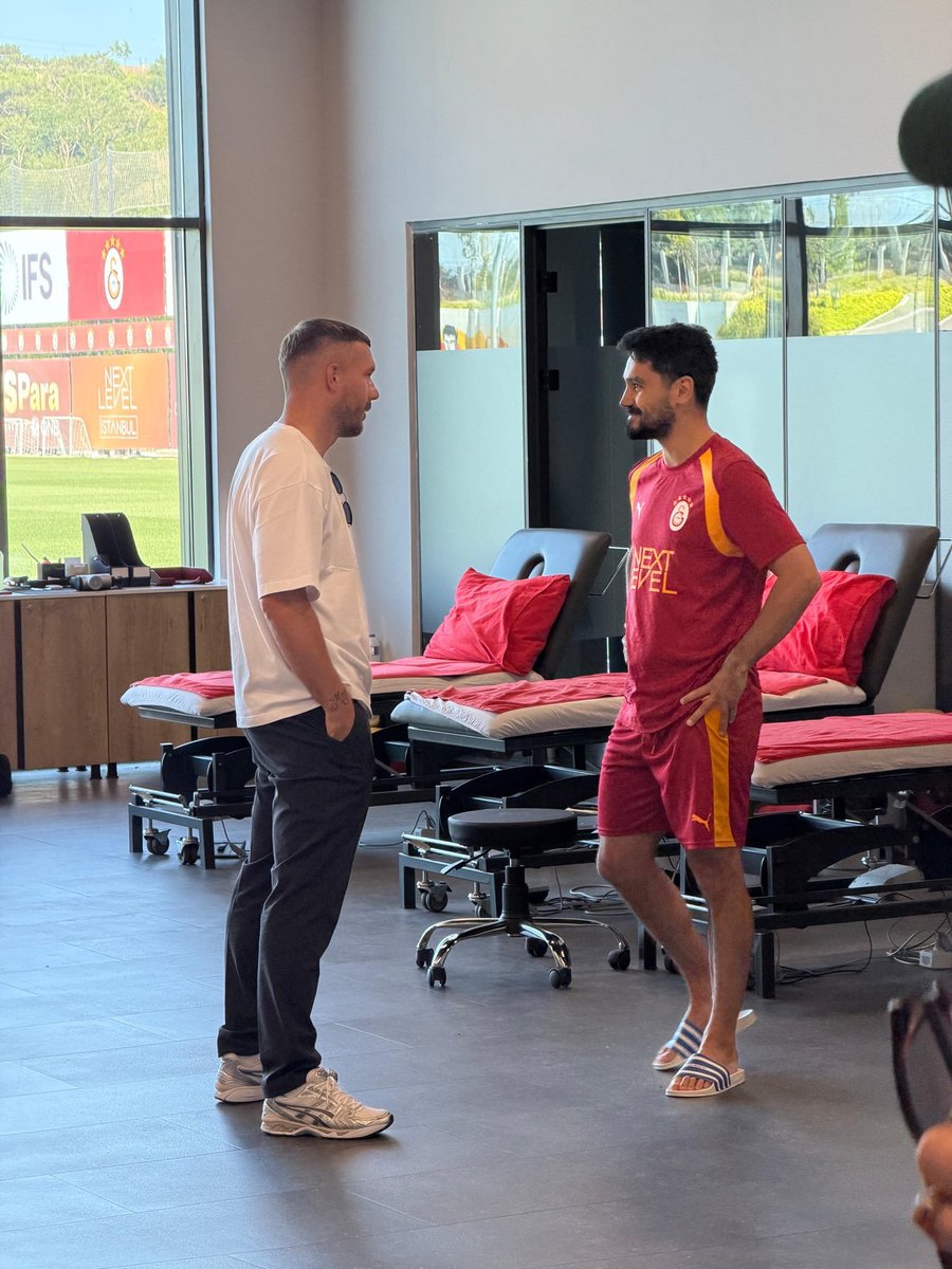 forzacimbom's tweet photo. 📸 Lukas Podolski &amp; İlkay Gündoğan https://t.co/5BQR29jACM