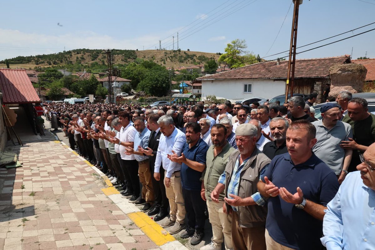 EgitimBirSen's tweet photo. Genel Başkanımız Ali Yalçın’ın muhterem babası Selahattin Yalçın’ı memleketi Tokat Artova’da dualarla beka yurduna uğurladık. https://t.co/BdKY2GoHSR