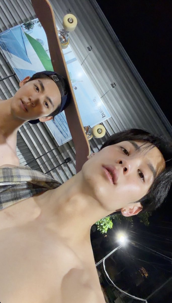 vietoxxxx's tweet photo. นึกถึงที่โปรบอกอะ ว่าม่อนเป็นอัศวินราตรี คือดูนะ แล้วมันเป็นไดนามิคที่แบบตรงข้ามขั้วกันมากอะ คนนึงตื่นตีสี่ตีห้ามาวิ่งสวนสาธารณะ อีกคนดึกๆออกมาขี่ฮาร์เล่ย์เล่นสเกตบอร์ด คสพแบบพระอาทิตย์พระจันทร์จิงๆ 🌞🌒 

#almondprogress #almondbabybigboy #progresspassawish https://t.co/kMRlu6jQTi