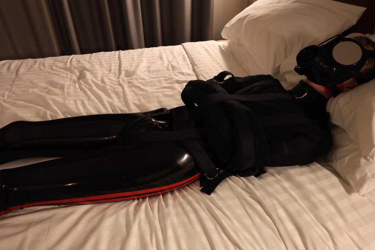 KinkyBraceX's tweet photo. Ended up a bit stuck in the straight jacket and well gagged 😈
Taped and gas masked, nothing I could do to get out of this.
What do you think @voidrubber ended up doing to tied boy? https://t.co/2CB9ggKyYQ