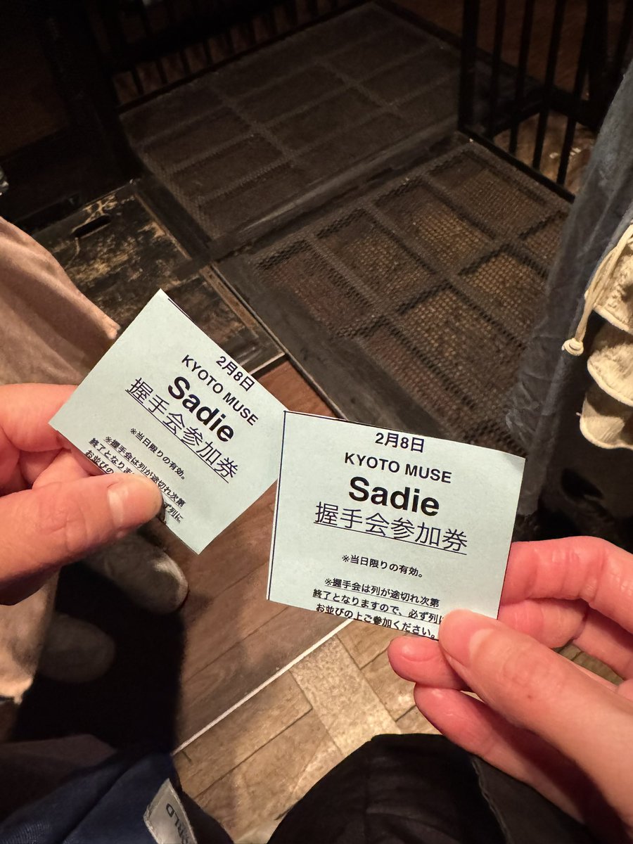 emilily08's tweet photo. 20260208 京都2日目
大雪京都⛄️2段目
この2日間はまおさんが声を潰しててまおさんは大謝りしてたし悔しいだっただろうけど私らファンはそういう時でもメンバーの絆を見せてもらえて大満足なんよ😭
しかも普通に上手やし！
この2日間はさでぃの5人の良さをあらためて気づかせてもらった2日間でした🙇🏻‍♀️💕 https://t.co/IrAEDZYPSc