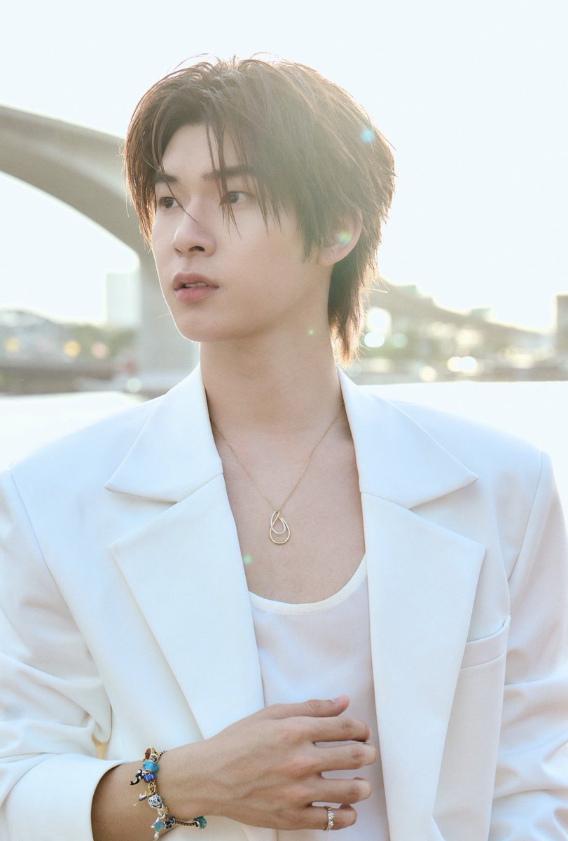teeteeporkub's tweet photo. WTH HE LOOKS HANDSOME ASF https://t.co/fRJ0F7F2pk