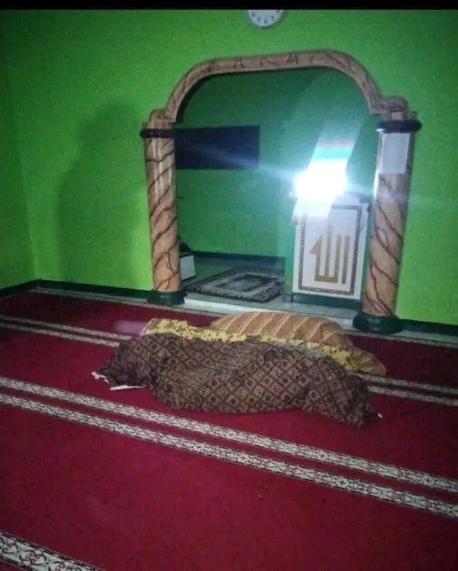 devprinceps's tweet photo. Dipicu Lilin Saat Listrik Padam, Tiga Anak Tewas Terjebak Kebakaran Rumah Panggung di Sukabumi‼️

Tiga anak kandung tewas setelah rumah panggung yang mereka tempati di Kampung Babakan Bandung, Desa Wangunreja, Kecamatan Nyalindung, hangus terbakar pada Kamis (23/7/2026) sekitar pukul 19.30 WIB.

Ketiga korban masing-masing Aljenar Malik Saputro, siswa sekolah dasar (SD), Saka Asadek, anak usia PAUD, dan Shakila Almahira Quenza yang masih balita.

Ketiganya diduga sedang tertidur di dalam kamar ketika kobaran api membesar dan dengan cepat melalap bangunan rumah.

Kapolsek Nyalindung, Iptu M. Yanuar Fajar, mengatakan kebakaran diduga dipicu oleh lilin yang digunakan sebagai penerangan saat listrik padam.

“Anak pertama menyalakan lilin di ruang tamu karena mati lampu. Setelah itu korban tidur, lalu terjadi kebakaran,” ujar Iptu M. Yanuar Fajar

Rumah panggung yang sebagian besar berbahan kayu membuat api cepat merambat. Kondisi tersebut diperparah oleh angin kencang sehingga seluruh bangunan dilalap api dalam waktu singkat.

Nenek korban sempat berusaha memadamkan api dan meminta pertolongan warga. Namun, besarnya kobaran api membuat ketiga korban tidak sempat diselamatkan.

Polisi masih melakukan penyelidikan untuk memastikan penyebab pasti kebakaran, termasuk mendalami kondisi kamar tempat ketiga korban tidur saat peristiwa terjadi.