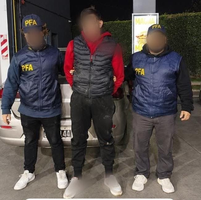 24conurbano's tweet photo. #LaMatanza OCHO DELINCUENTES HICIERON UNA ENTRADERA EN LA CASA DE UN POLICÍA Y LO MATARON A GOLPES: UN PARAGUAYO DE 21 AÑOS ESTABA PRÓFUGO, LO RECONOCIERON CUANDO FUE AL KIOSCO Y LO DETUVIERON

Cayó en la vía pública, sobre la calle Padre Bacchi y Derqui en la localidad de San Justo. Está acusado de integrar la banda que asesinó al comisario retirado de la Policía Federal Marcelo Arizaga. Ya son cinco los detenidos por el crimen ocurrido en Lomas del Mirador. Buscan a otros tres integrantes de la organización.

Brutal crimen

El hecho ocurrió durante la madrugada del sábado 27 de septiembre de 2025, cuando los ladrones ingresaron a la vivienda del jefe policial tras forzar las rejas. Durante el asalto, maniataron a la víctima y la asesinaron a golpes.

La banda de “Villa Palito”

La Unidad Funcional de Instrucción y Juicio (UFIJ) Temática de Homicidios, a cargo de Carlos Arribas, determinó que la banda se dedicaba a cometer entraderas bajo la modalidad “escruche” y numerosos robos en viviendas, oficinas y comercios del conurbano aprovechando la ausencia de sus moradores. La estructura tenía como base de operaciones el asentamiento conocido como “Villa Palito”, en San Justo.