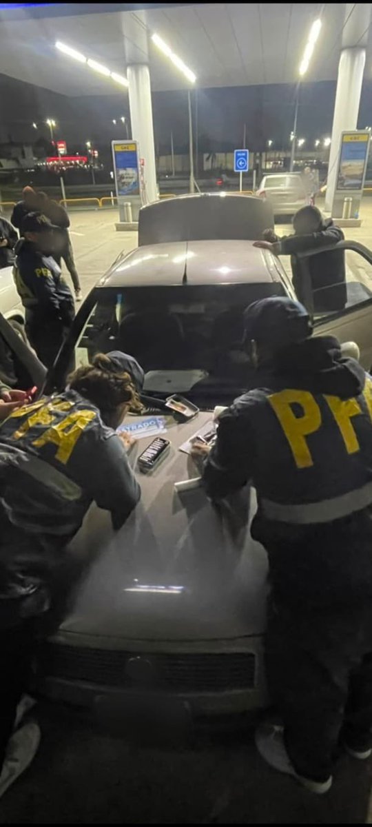 24conurbano's tweet photo. #LaMatanza OCHO DELINCUENTES HICIERON UNA ENTRADERA EN LA CASA DE UN POLICÍA Y LO MATARON A GOLPES: UN PARAGUAYO DE 21 AÑOS ESTABA PRÓFUGO, LO RECONOCIERON CUANDO FUE AL KIOSCO Y LO DETUVIERON

Cayó en la vía pública, sobre la calle Padre Bacchi y Derqui en la localidad de San Justo. Está acusado de integrar la banda que asesinó al comisario retirado de la Policía Federal Marcelo Arizaga. Ya son cinco los detenidos por el crimen ocurrido en Lomas del Mirador. Buscan a otros tres integrantes de la organización.

Brutal crimen

El hecho ocurrió durante la madrugada del sábado 27 de septiembre de 2025, cuando los ladrones ingresaron a la vivienda del jefe policial tras forzar las rejas. Durante el asalto, maniataron a la víctima y la asesinaron a golpes.

La banda de “Villa Palito”

La Unidad Funcional de Instrucción y Juicio (UFIJ) Temática de Homicidios, a cargo de Carlos Arribas, determinó que la banda se dedicaba a cometer entraderas bajo la modalidad “escruche” y numerosos robos en viviendas, oficinas y comercios del conurbano aprovechando la ausencia de sus moradores. La estructura tenía como base de operaciones el asentamiento conocido como “Villa Palito”, en San Justo.