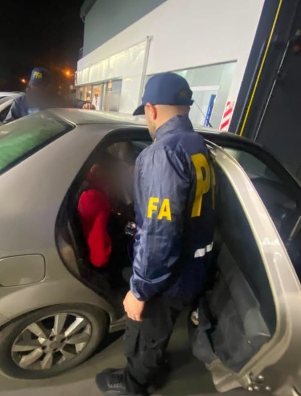24conurbano's tweet photo. #LaMatanza OCHO DELINCUENTES HICIERON UNA ENTRADERA EN LA CASA DE UN POLICÍA Y LO MATARON A GOLPES: UN PARAGUAYO DE 21 AÑOS ESTABA PRÓFUGO, LO RECONOCIERON CUANDO FUE AL KIOSCO Y LO DETUVIERON

Cayó en la vía pública, sobre la calle Padre Bacchi y Derqui en la localidad de San Justo. Está acusado de integrar la banda que asesinó al comisario retirado de la Policía Federal Marcelo Arizaga. Ya son cinco los detenidos por el crimen ocurrido en Lomas del Mirador. Buscan a otros tres integrantes de la organización.

Brutal crimen

El hecho ocurrió durante la madrugada del sábado 27 de septiembre de 2025, cuando los ladrones ingresaron a la vivienda del jefe policial tras forzar las rejas. Durante el asalto, maniataron a la víctima y la asesinaron a golpes.

La banda de “Villa Palito”

La Unidad Funcional de Instrucción y Juicio (UFIJ) Temática de Homicidios, a cargo de Carlos Arribas, determinó que la banda se dedicaba a cometer entraderas bajo la modalidad “escruche” y numerosos robos en viviendas, oficinas y comercios del conurbano aprovechando la ausencia de sus moradores. La estructura tenía como base de operaciones el asentamiento conocido como “Villa Palito”, en San Justo.