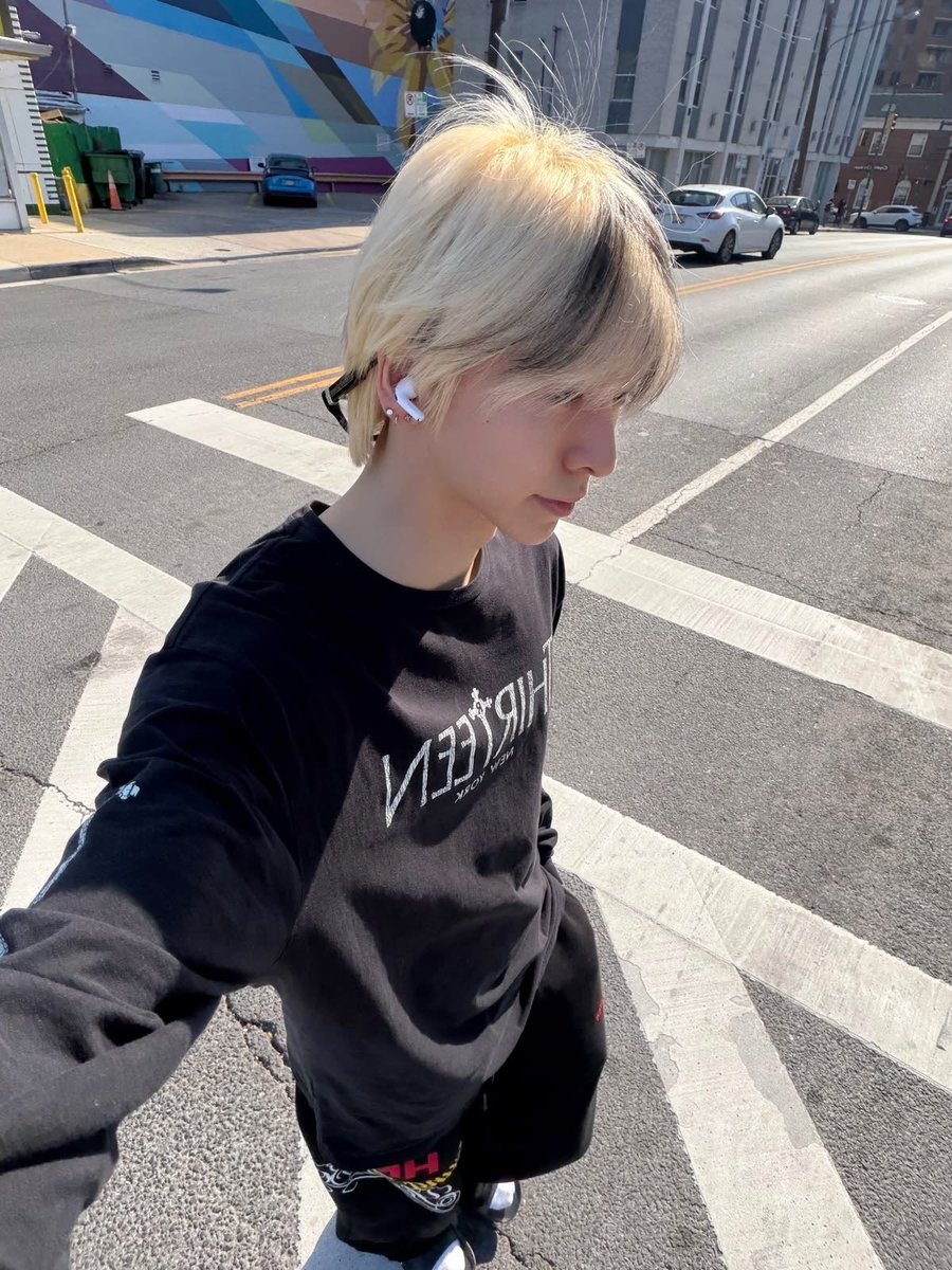 fullsunkyuu's tweet photo. just a city walk 

#AMPERSANDONE #ANDRSD #앰퍼샌드원 #ANDEARSECLADAY #ANDEAR #JIHO https://t.co/XL5IcmHoKb