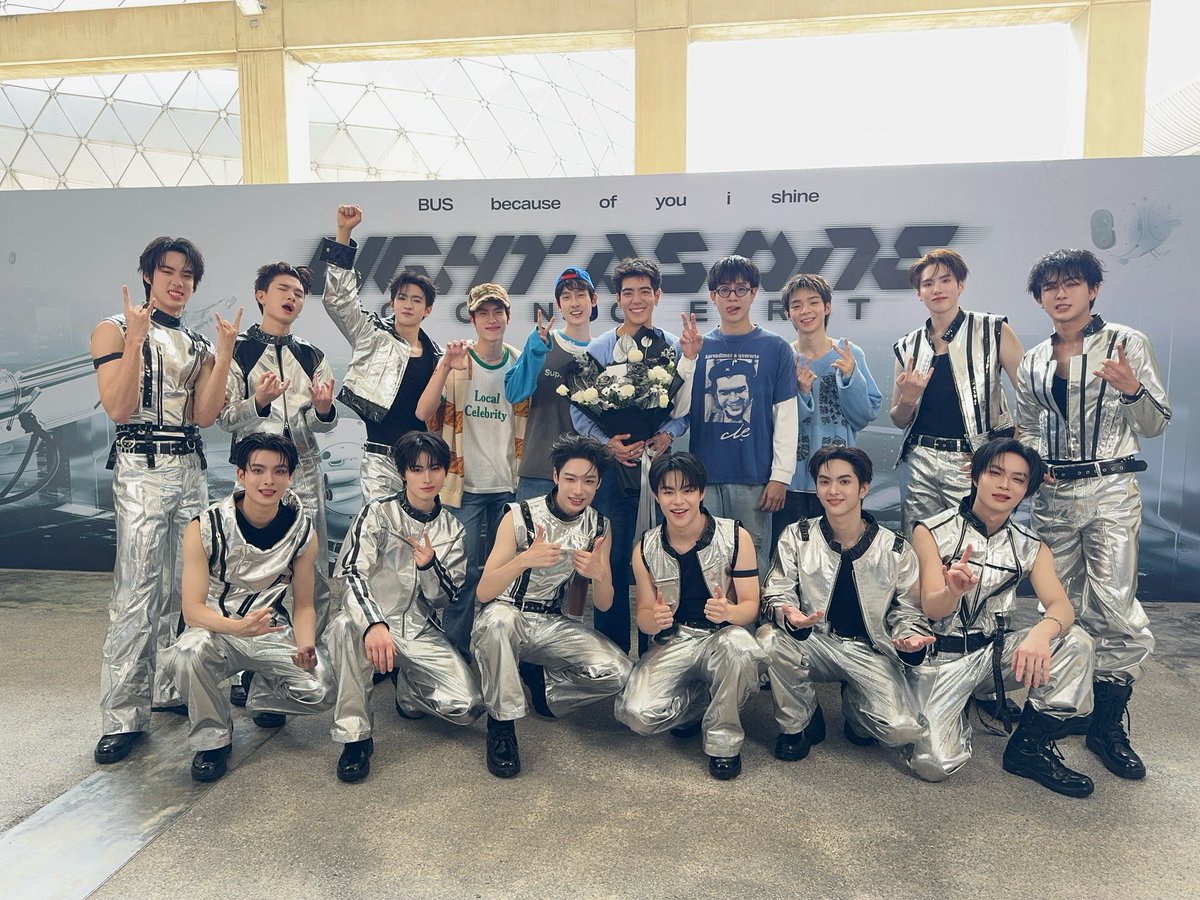 lookepeep's tweet photo. GELBOYS และ GELZBABY มาร่วมแสดงความยินดีกับบัสอ้วม (💐: @BUS_SONRAY ) ที่ ‘BUS LIGHT AS ONE CONCERT’ ♬.ᐟ
ร้อง เต้น แรป ฉาก ภาพ แสง เสียง คือมันใช่อ่าา ดูโชว์กันมันส์สุด ๆ เลยคับเฮีย ദ്ദി ˉ͈̀꒳ˉ͈́ )✧

#BUS_LIGHTASONE_D1
#BUS_LIGHTASONE
#BUSbecauseofyouishine
#GELBOYS #GELZBABY 
#LOOKE