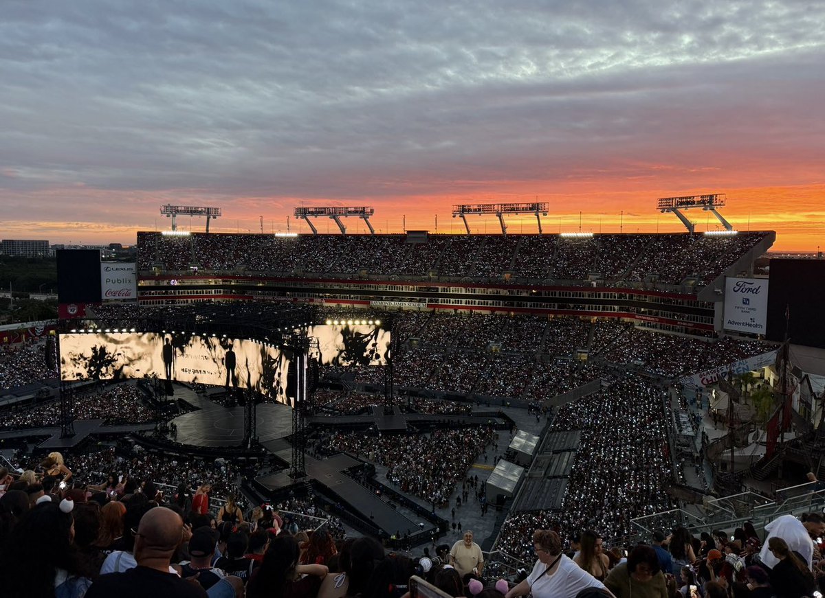 glossyjjks's tweet photo. i miss tampa and bts ☹️💔 https://t.co/QbIaIaSiXU