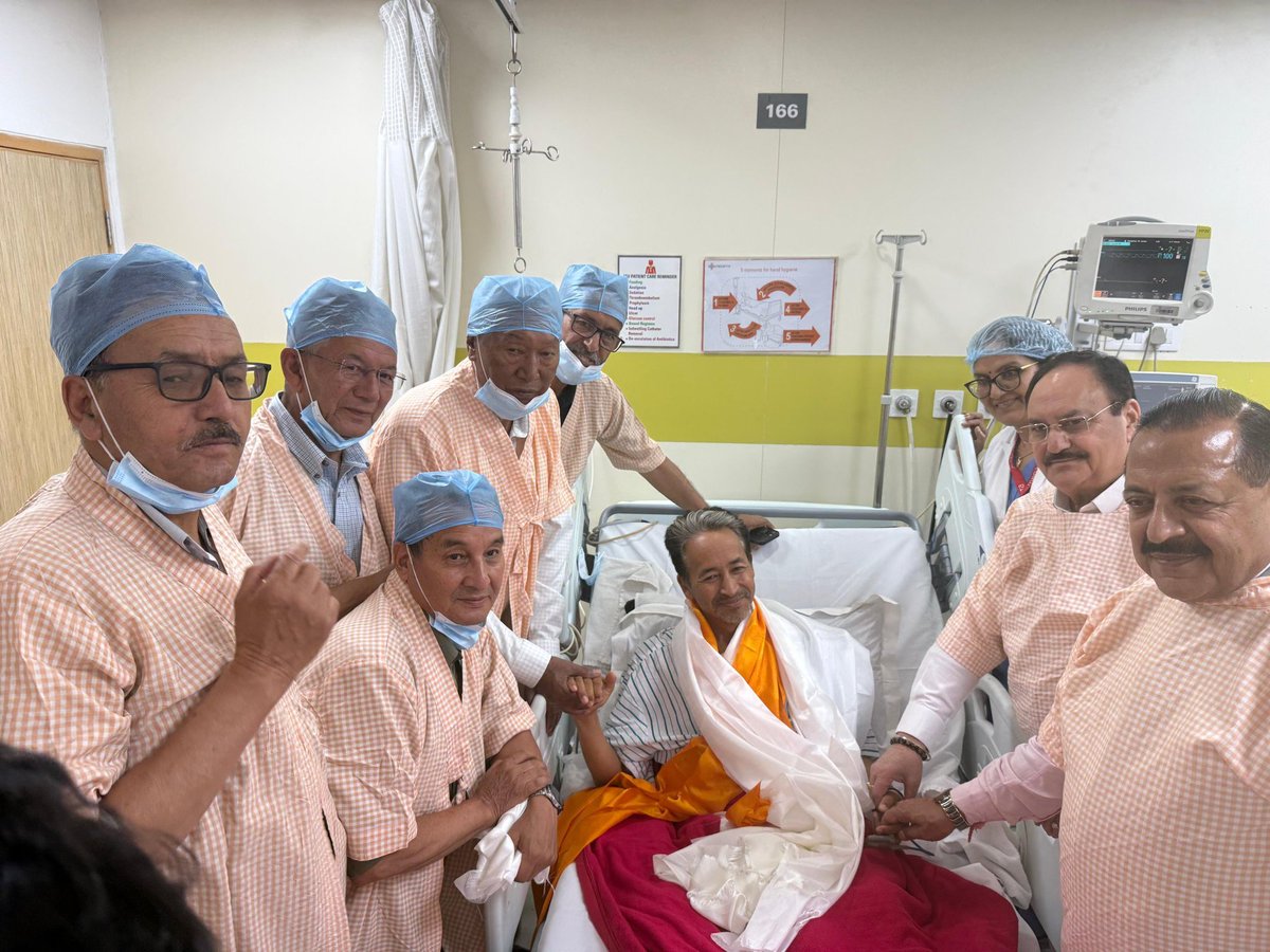 Kundanrss's tweet photo. सोनमवांचुक जी ने hunger strike को 26 दिनों में तोड़ दिया!

#Nation first @editorvskbharat
#indianexpresshindi 
#जंतर_मंतर_ब्रेकिंग_न्यूज https://t.co/ojaSwk0XkU