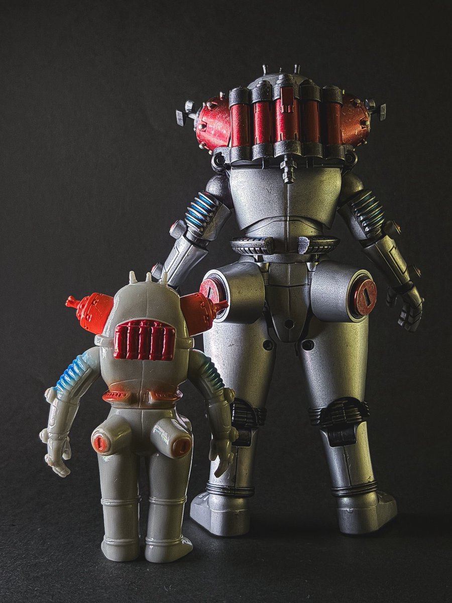 captain_moririn's tweet photo. 買ってからずっと放置してたSMPキングジョーをやっと完成させました。

色はブルマァク魂を参考にしました。 https://t.co/wLxwpJn3nd