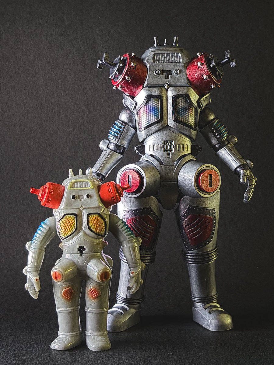 captain_moririn's tweet photo. 買ってからずっと放置してたSMPキングジョーをやっと完成させました。

色はブルマァク魂を参考にしました。 https://t.co/wLxwpJn3nd