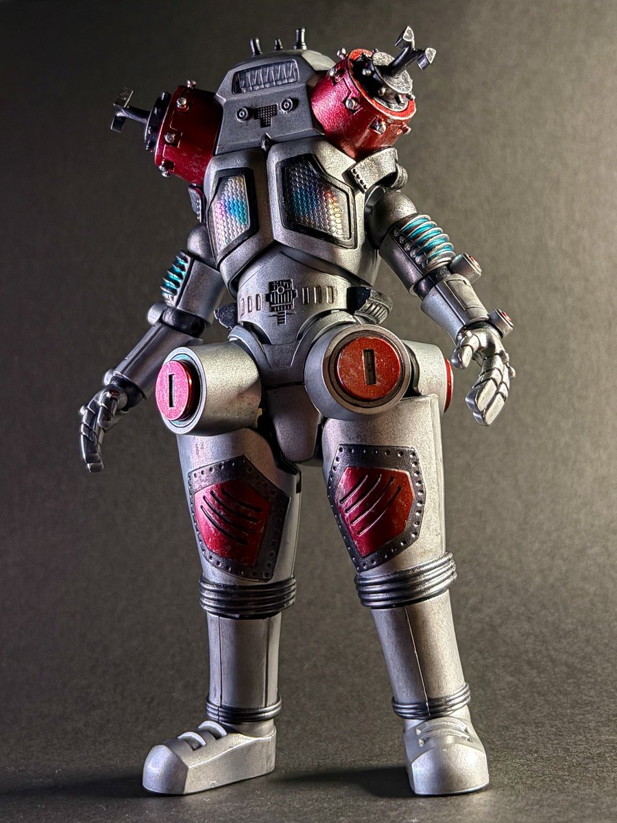 captain_moririn's tweet photo. 買ってからずっと放置してたSMPキングジョーをやっと完成させました。

色はブルマァク魂を参考にしました。 https://t.co/wLxwpJn3nd
