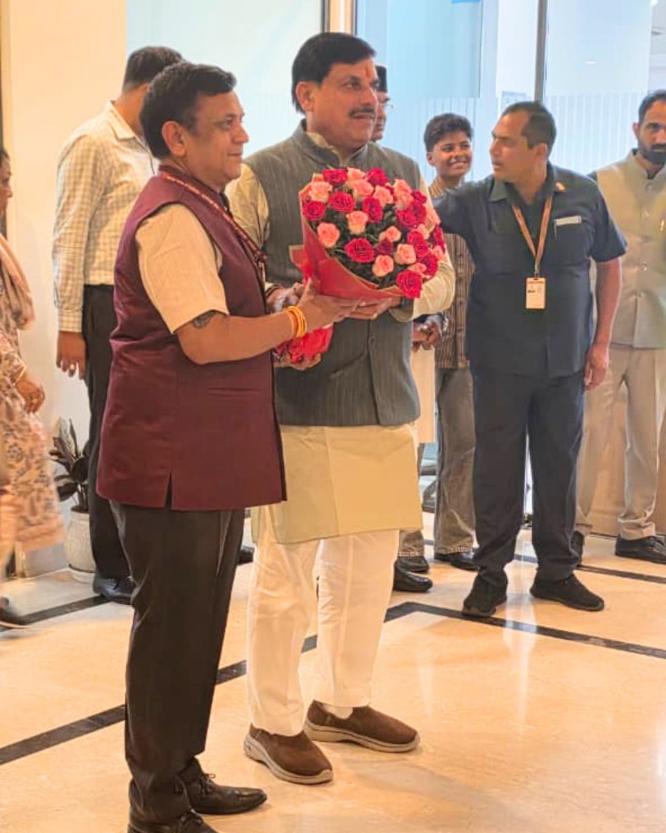 NITIAayog's tweet photo. Prof. Gobardhan Das, Member, NITI Aayog, met the Chief Minister and Chief Secretary of Madhya Pradesh, and chaired a review meeting with Madhya Pradesh Rajya NITI Aayog and senior State officials to review the progress of key development initiatives and discuss opportunities to accelerate the State's growth through cooperative federalism.

The discussions highlighted Madhya Pradesh's development priorities, including innovation and entrepreneurship through Startup MP, and the need for greater convergence among national institutions in the State. Prof. Das encouraged the State to leverage its untapped potential by prioritising key sectors such as education, agriculture, mining, and health, supported by robust monitoring, clear action plans, and outcome-oriented roadmaps.

The meeting also focused on creating an enabling ecosystem to attract talent, investment, tourism, and industry, while strengthening food processing, exports, and institutional infrastructure. Emphasis was laid on undertaking a comprehensive gap analysis to ensure balanced and inclusive development, with a long-term vision of establishing Madhya Pradesh as a hub for education, innovation, and healthcare, while ensuring equitable development, particularly for tribal communities.

#MadhyaPradesh #CooperativeFederalism

@PMOIndia @narendramodi @Rao_InderjitS @MIB_India @PIB_India @DDNewslive @AshokKLahiri