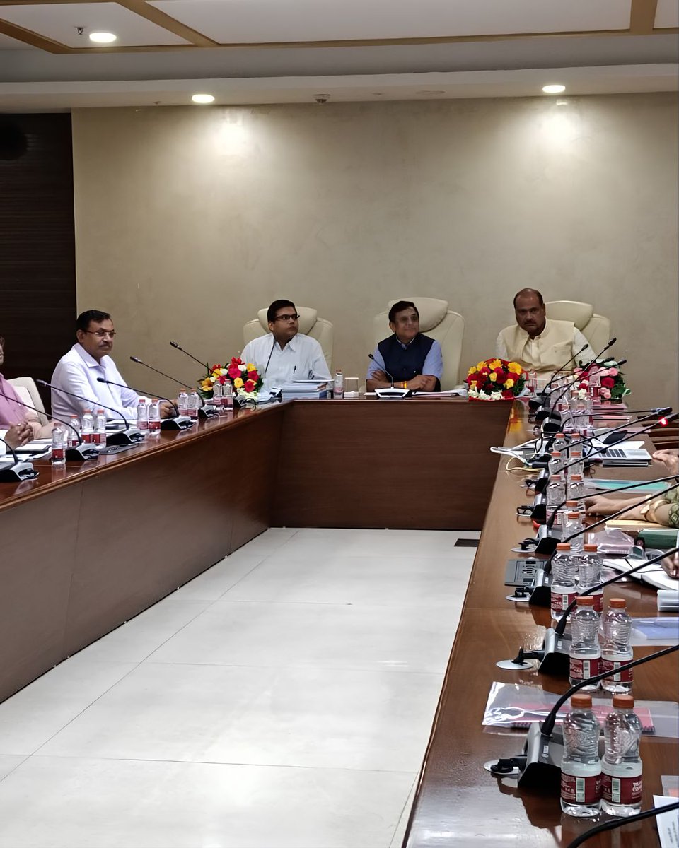 NITIAayog's tweet photo. Prof. Gobardhan Das, Member, NITI Aayog, met the Chief Minister and Chief Secretary of Madhya Pradesh, and chaired a review meeting with Madhya Pradesh Rajya NITI Aayog and senior State officials to review the progress of key development initiatives and discuss opportunities to accelerate the State's growth through cooperative federalism.

The discussions highlighted Madhya Pradesh's development priorities, including innovation and entrepreneurship through Startup MP, and the need for greater convergence among national institutions in the State. Prof. Das encouraged the State to leverage its untapped potential by prioritising key sectors such as education, agriculture, mining, and health, supported by robust monitoring, clear action plans, and outcome-oriented roadmaps.

The meeting also focused on creating an enabling ecosystem to attract talent, investment, tourism, and industry, while strengthening food processing, exports, and institutional infrastructure. Emphasis was laid on undertaking a comprehensive gap analysis to ensure balanced and inclusive development, with a long-term vision of establishing Madhya Pradesh as a hub for education, innovation, and healthcare, while ensuring equitable development, particularly for tribal communities.

#MadhyaPradesh #CooperativeFederalism

@PMOIndia @narendramodi @Rao_InderjitS @MIB_India @PIB_India @DDNewslive @AshokKLahiri