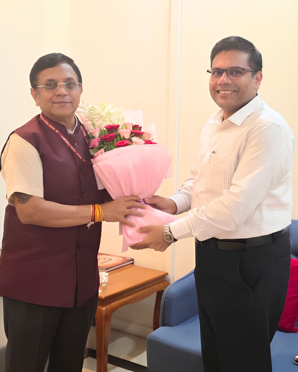 NITIAayog's tweet photo. Prof. Gobardhan Das, Member, NITI Aayog, met the Chief Minister and Chief Secretary of Madhya Pradesh, and chaired a review meeting with Madhya Pradesh Rajya NITI Aayog and senior State officials to review the progress of key development initiatives and discuss opportunities to accelerate the State's growth through cooperative federalism.

The discussions highlighted Madhya Pradesh's development priorities, including innovation and entrepreneurship through Startup MP, and the need for greater convergence among national institutions in the State. Prof. Das encouraged the State to leverage its untapped potential by prioritising key sectors such as education, agriculture, mining, and health, supported by robust monitoring, clear action plans, and outcome-oriented roadmaps.

The meeting also focused on creating an enabling ecosystem to attract talent, investment, tourism, and industry, while strengthening food processing, exports, and institutional infrastructure. Emphasis was laid on undertaking a comprehensive gap analysis to ensure balanced and inclusive development, with a long-term vision of establishing Madhya Pradesh as a hub for education, innovation, and healthcare, while ensuring equitable development, particularly for tribal communities.

#MadhyaPradesh #CooperativeFederalism

@PMOIndia @narendramodi @Rao_InderjitS @MIB_India @PIB_India @DDNewslive @AshokKLahiri