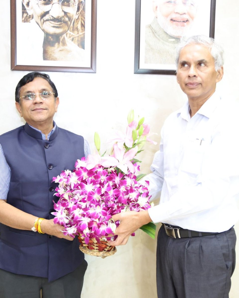 NITIAayog's tweet photo. Prof. Gobardhan Das, Member, NITI Aayog, met the Chief Minister and Chief Secretary of Madhya Pradesh, and chaired a review meeting with Madhya Pradesh Rajya NITI Aayog and senior State officials to review the progress of key development initiatives and discuss opportunities to accelerate the State's growth through cooperative federalism.

The discussions highlighted Madhya Pradesh's development priorities, including innovation and entrepreneurship through Startup MP, and the need for greater convergence among national institutions in the State. Prof. Das encouraged the State to leverage its untapped potential by prioritising key sectors such as education, agriculture, mining, and health, supported by robust monitoring, clear action plans, and outcome-oriented roadmaps.

The meeting also focused on creating an enabling ecosystem to attract talent, investment, tourism, and industry, while strengthening food processing, exports, and institutional infrastructure. Emphasis was laid on undertaking a comprehensive gap analysis to ensure balanced and inclusive development, with a long-term vision of establishing Madhya Pradesh as a hub for education, innovation, and healthcare, while ensuring equitable development, particularly for tribal communities.

#MadhyaPradesh #CooperativeFederalism

@PMOIndia @narendramodi @Rao_InderjitS @MIB_India @PIB_India @DDNewslive @AshokKLahiri