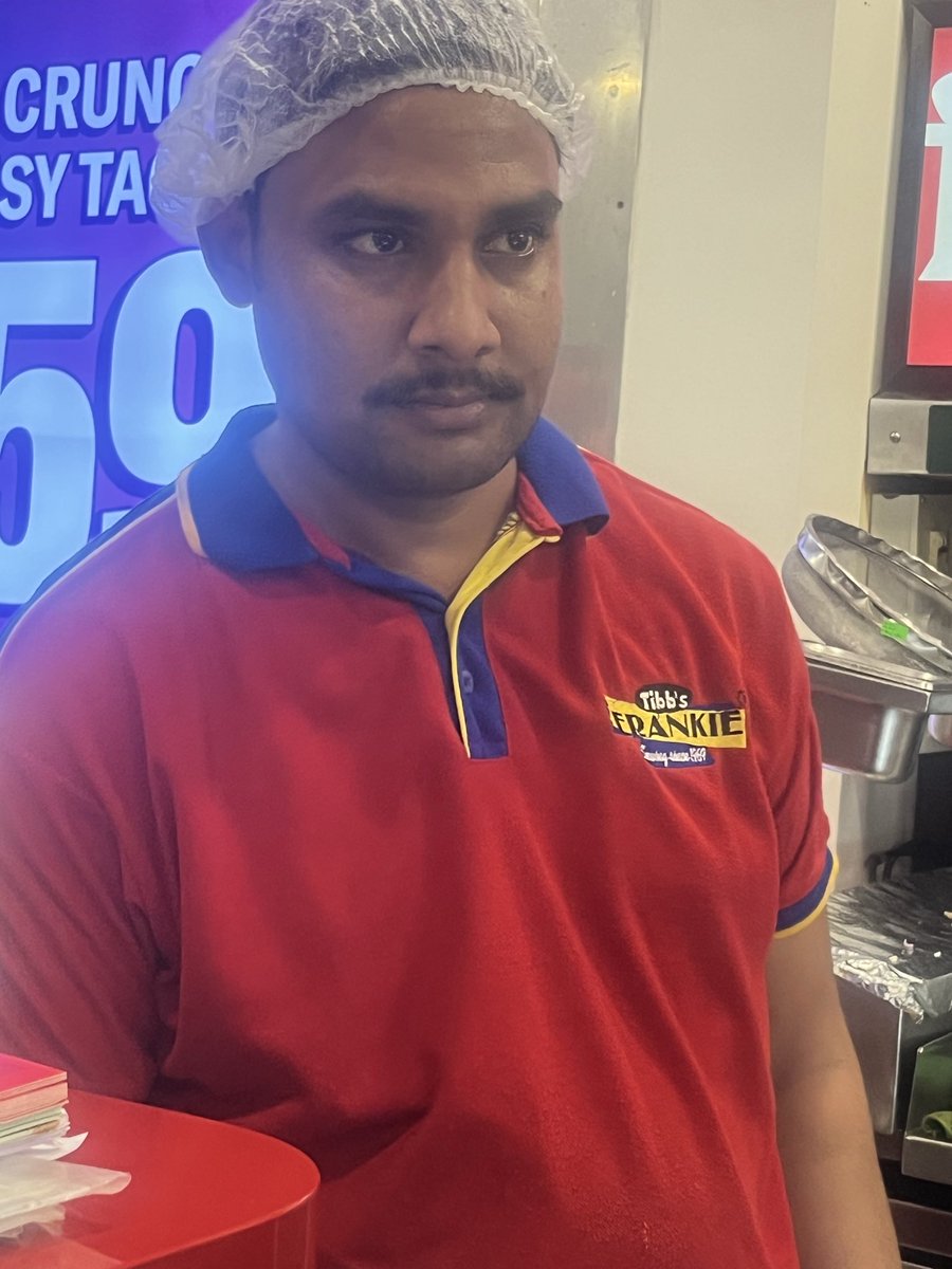TheLemonInk's tweet photo. @jagograhakjago @BandBajaateRaho this man was found spitting right next to the cook top where mutton roll was being prepared. Tibb’s Frankie. @RCityMall https://t.co/gVGSpgl8Es