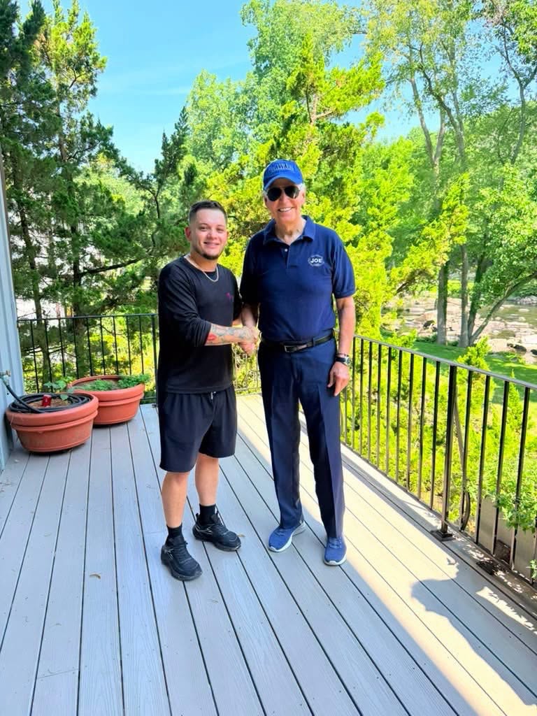 360unifiedtv's tweet photo. #Motivacion | ¡Un hondureño que inspira al mundo!
Steven Orellana, es un migrante hondureño originario de Ocotepeque, buscó el sueño americano con la certeza que Dios le abriría nuevas puertas, pero sin imaginarse fue sorprendido al ser contratado para una mudanza. https://t.co/IO9VS3lzJH
